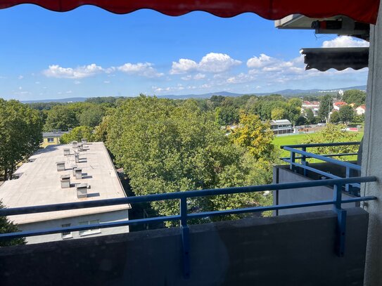 Teilrenovierte 3 Zimmer Wohnung mit tollem Ausblick - sofort frei!