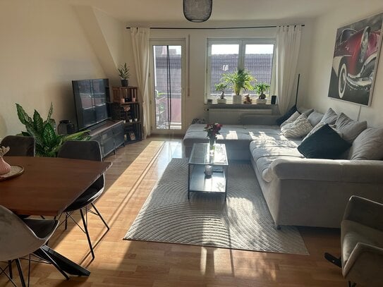 Helle 3 Zimmer Dachgeschoss-Wohnung mit großzügigem Balkon