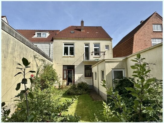 HUSUM ZENTRUM: Charmantes Stadthaus mit 2 Wohnungen, Ausbaureserve, Westgarten, Balkon und Garage!