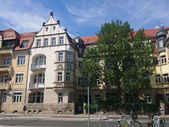 2-Zimmer-Dachgeschosswohnung mit 2 Balkonen in Dresden-Gruna/Striesen!