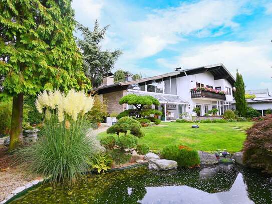 Stiller Luxus in herrlicher Randlage - Luxuriöses Landhaus auf parkähnlichem Grundstück - Mit Schwimmteich und Indoor-P…