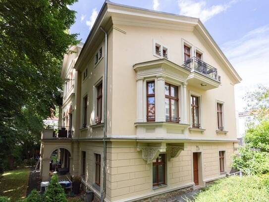 Großzügige Dachgeschosswohnung in Villa mit Kamin und Balkon | stylisches Bad | Stellplatz
