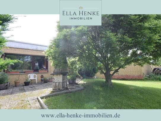 Wohnen auf einer Ebene: Gemütlicher Bungalow mit schönem Garten + Garage.