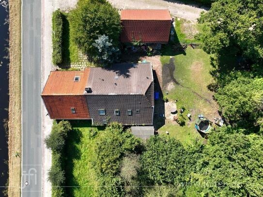 Landhaus mit zwei Wohneinheiten und Doppelgarage