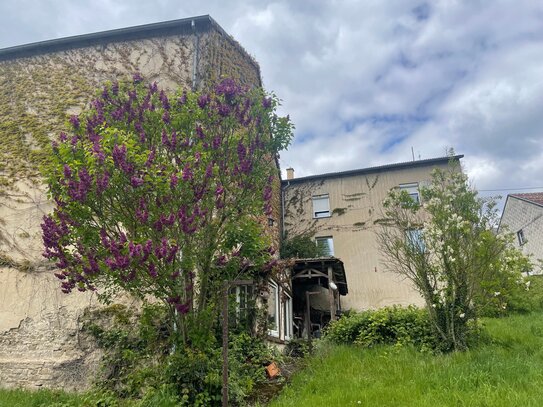 Ehemaliges Bauernhaus in ruhiger, sonniger Dorflage mit gr. ausbaufähiger Scheune!