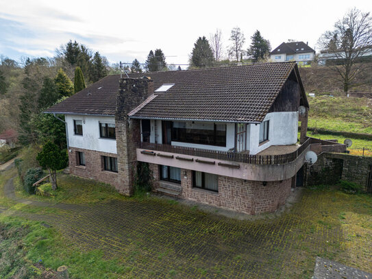 Solides Ein- bis Dreiparteienhaus in Höhenlage von Kyllburg.