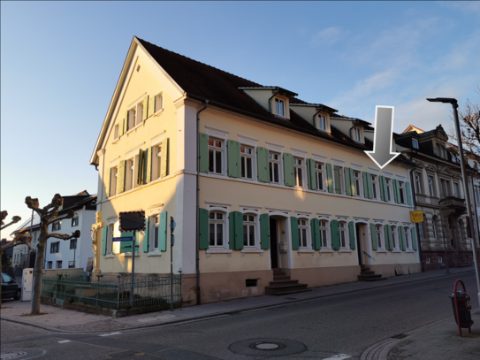 Zentral gelegene, repräsentative 2,5-Zimmer-Wohnung mit Garage und Balkon im Bürgerhaus von 1850 (Provisionsfrei)