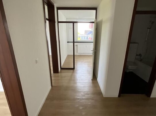 geräumige 3 Zimmer Wohnung mit Balkon!