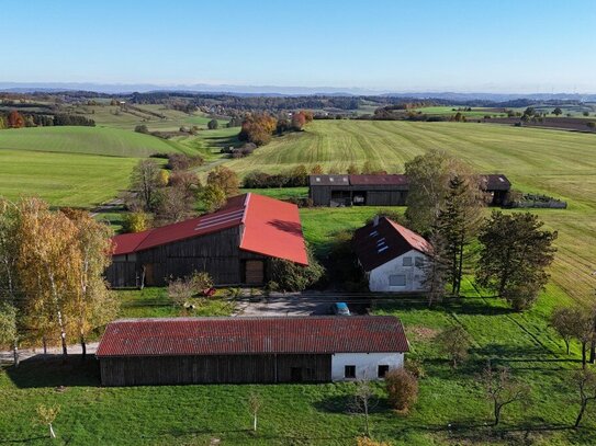 Landwirtschaftliche Hoffläche mit landwirtschaftlichen Grundstücken