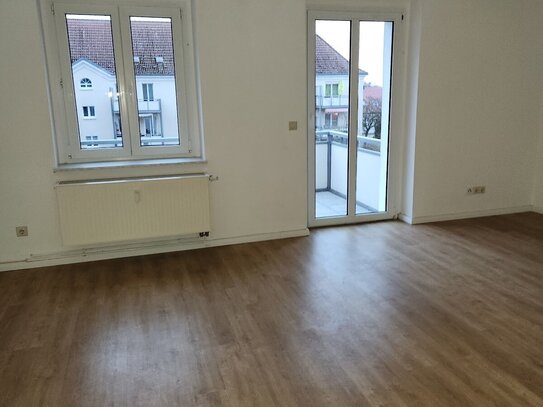 helle gemütliche Wohnung mit Balkon und Wannenbad in ruhiger Lage