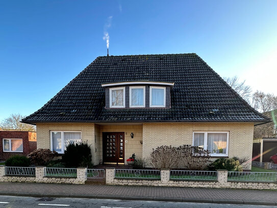 Attraktives Mehrfamilienhaus mit drei Wohneinheiten auf Eigenland unweit des Hauptstrandes mit Möglichkeit auf Einfamil…