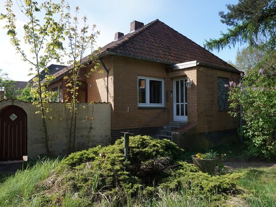 Stark sanierungsbedürftiges Einfamilienhaus / Bungalow 95m² WFL + 797 m² Grundstück – für den Handwerker in 21379 Echem