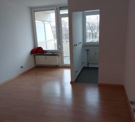 Komplett renovierte 1-Zimmer-Wohnung mit Terrasse und Einbauküche in der Georg-Hennch-Straße