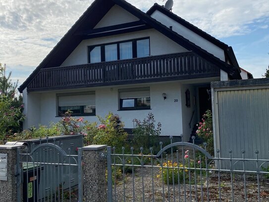 Attraktive Architektur und Raum für zwei Familien in N-Altenfurt