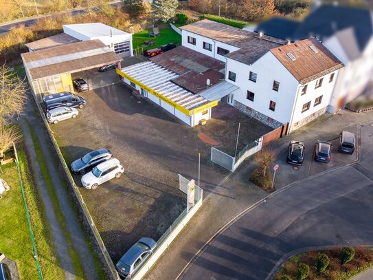 Großzügiges Wohnhaus mit Blicks ins Grüne und Werkstatt in Butzbach-Kirch-Göns