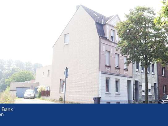 Viersen-Bockert: Mehrfamilienhaus (5 Wohneinheiten) mit Garten, Garage und Stellplätzen