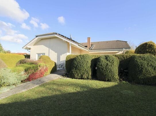 Gehobenes Wohnen unweit des Starnberger Sees: Bungalow mit großzügigem Garten u. PV-Anlage