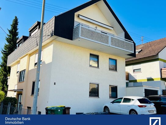 Mit Fernblick und von der Sonne angelacht: 2-Zimmerwohnung mit Balkon und Außenstellplatz