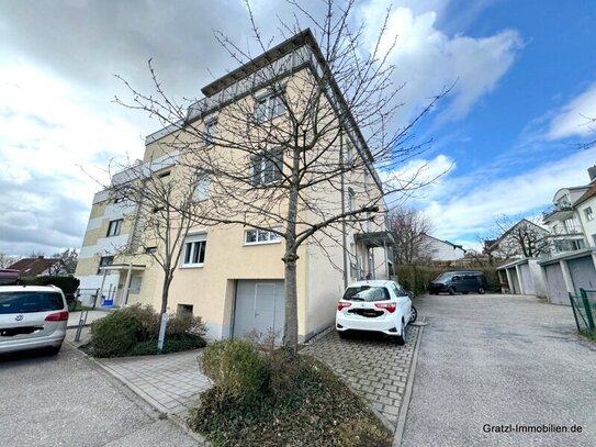 Schön geschnittene und gepflegte 3-Zimmer-Dachterrassen-Wohnung mit TG und EBK, Bj. 2004