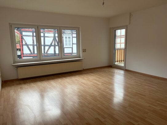 Mietwohnung 1.OG, 3 Zimmer, Balkon, Badewanne, Doppelgarage, Kellerraum, 4. Zimmer möglich!