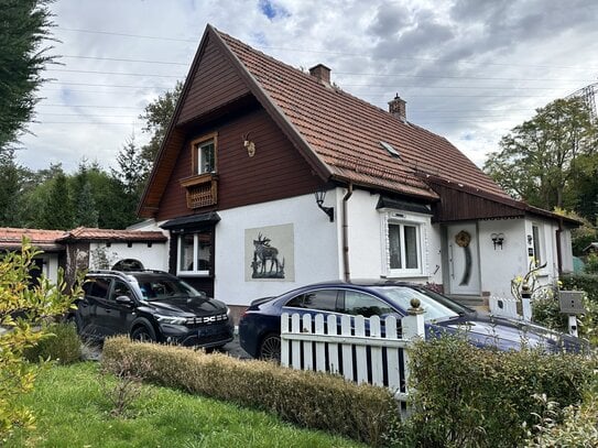 Sanierungsbedürftige Doppelhaushälfte mit Garage, ruhig und zentrumsnah