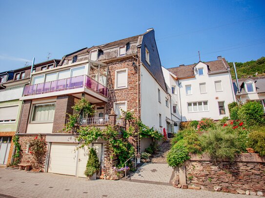 Zwei Häuser mit fantastischem Moselblick, Garten, Garage und Parkplätzen in St. Aldegund, Nähe Zell (Mosel)