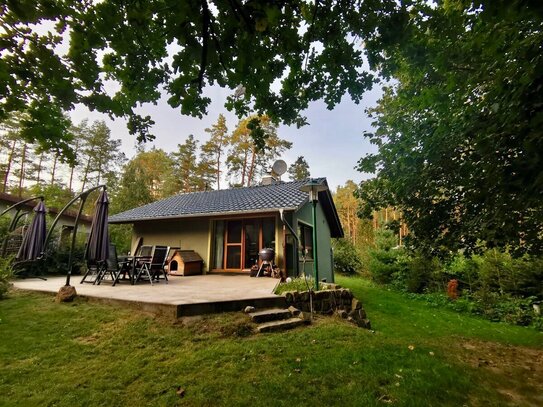 PROVISIONSFREI | Neuwertiger Bungalow, Fußbodenheizung, Kamin auf großem Grundstück in Seenähe