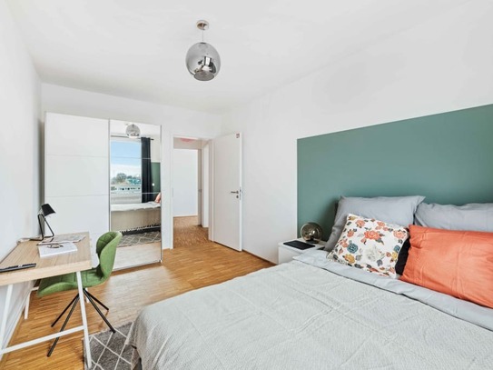 Großes, farbenfrohes und geräumiges Zimmer in einem Coliving-Apartment in München