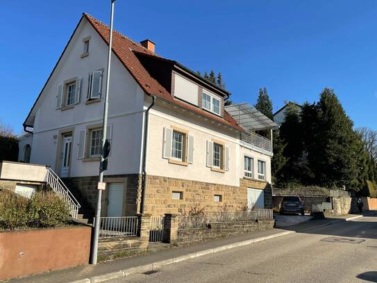 Stilvolles, renovierungsbedürftiges Einfamilienhaus mit Potenzial auf großzügigem Grundstück