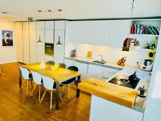 Stilvolle 3,5 Zimmer Wohnung mit exklusiver Bulthaupt Küche & zwei Gärten