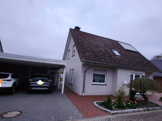 Gepflegtes Einfamilienhaus mit Garage und Carport zur Miete