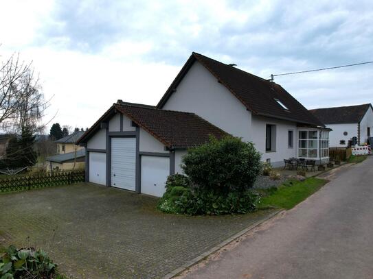 Ruhig gelegenes freistehendes Wohnhaus mit überdachter Terrasse, Garten und 3 Garagen in Neuheilenbach