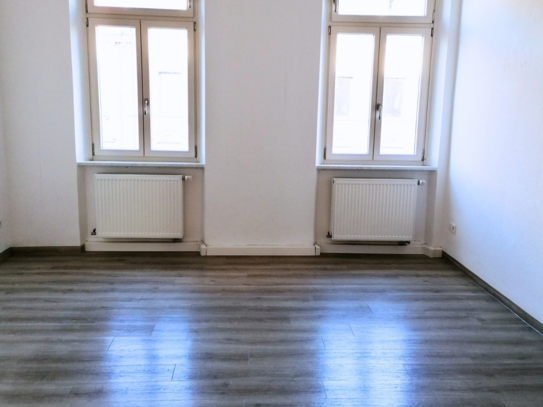 Schöne und helle 5 Zimmer Altbau-Wohnung in perfekter Lage