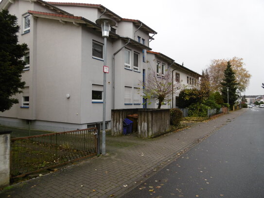 In Schwetzingen (kl.Feld) verkaufen wir eine 3 ZKB mit EBK, im EG mit Balkon und 2 Carports in einem 6 FH - ruhige Lage…