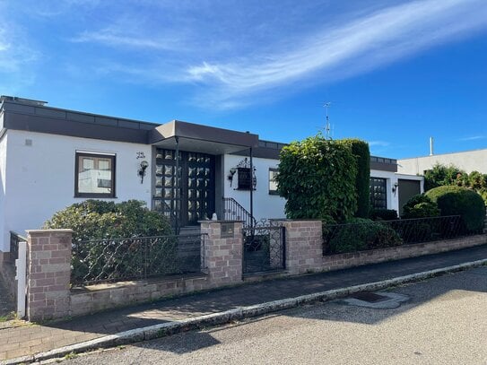 Sehr schöner Bungalow mit schönen Garten und Pool in leichter Hanglage zu verkaufen