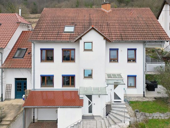 Ideal als Mehrgenerationenhaus: ruhig gelegenes Wohnhaus mit 3 Einheiten am Fuße des Schwarzwald