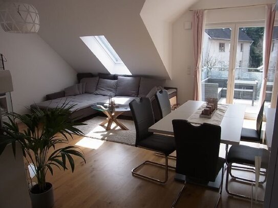 **Wunderschöne 2-Zimmer DG-Wohnung mit Einbauküche und Westbalkon in Oberasbach**