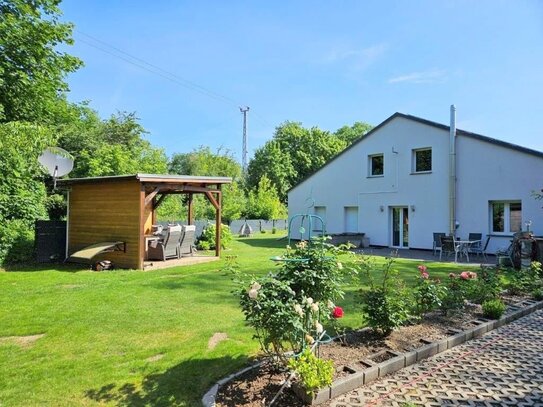 Modernes Einfamilienhaus, mit zwei Gewerbeeinheiten & Parkplätzen, in Michendorf, zu verkaufen.