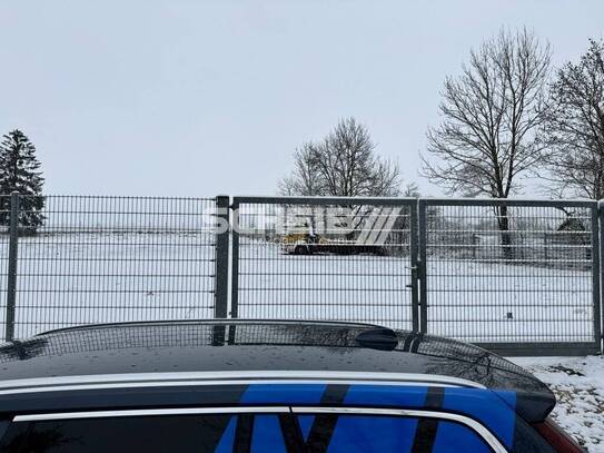 geschotterte Freifläche, komplett eingezäunt