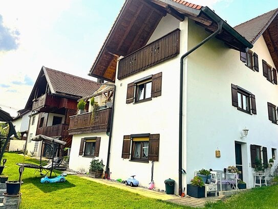 Attraktive Kapitalanlage oder geräumiges Eigenheim - 3-Familienhaus mit Bergblick