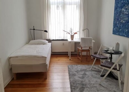 WG-Zimmer (ca.14m2) in einer 4-Zimmer-Altbau-Wohnung Schöneberg-Friedenau - bevorzugt Berufstätige