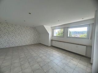 Garage und dazu eine gemütliche 51m² große DG- Wohnung direkt neben dem Elisabeth Krankenhaus