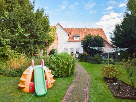 Sanierungsbedürftiges Einfamilienhaus mit Einliegerwohnung und großem bebaubarem Grundstück!