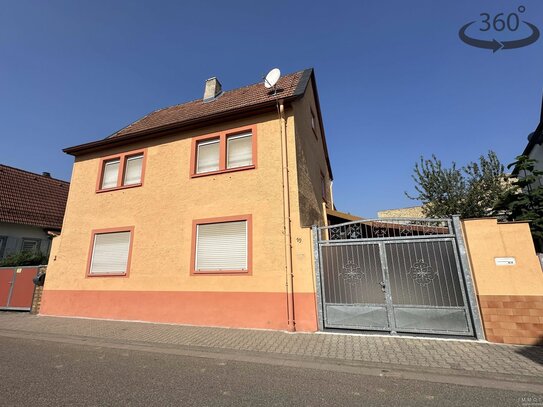 Gepflegtes Einfamilienhaus mit überdachtem Hof und Carport