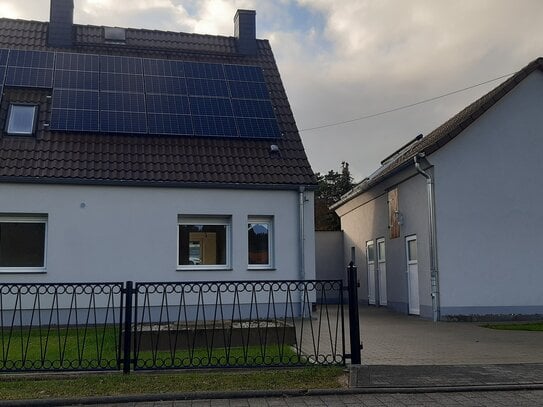 Einfamilienhaus mit Nebengebäude