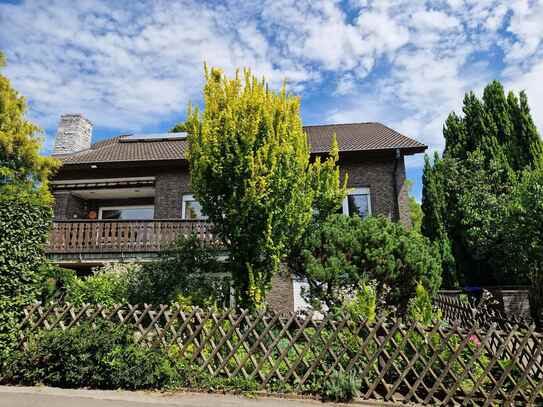 Großzügiges Zweifamilienhaus mit Fernblick in ruhiger, begehrter Lage von Detmold