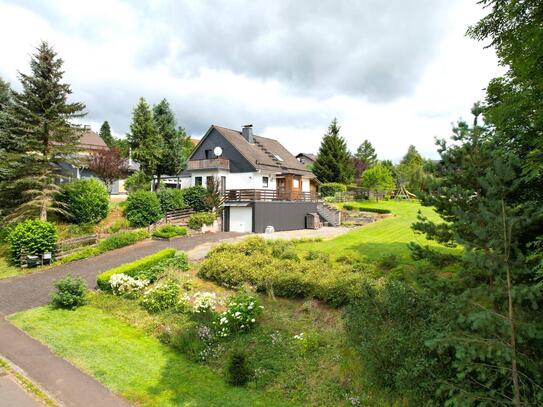 Ruhig gelegenes, freistehendes Haus mit überdachter Terrasse, Balkon, Garten und Garage in Hallschlag