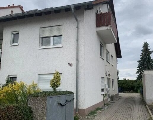 Schöne, große und helle 3 Zimmer + Dachgeschoss Wohnung mit Küche und Stellplatz in Mutterstadt