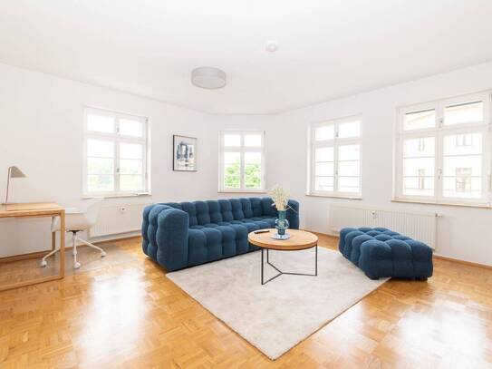 FRISCH RENOVIERT, MÖBLIERT & SOFORT BEZUGSFREI! // Helle 3-Raum-Wohnung mit Loggia & Stellplatz
