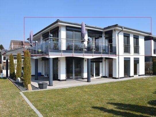 Moderne, helle Wohnung im Obergeschoß mit Balkon, EBK, Carport